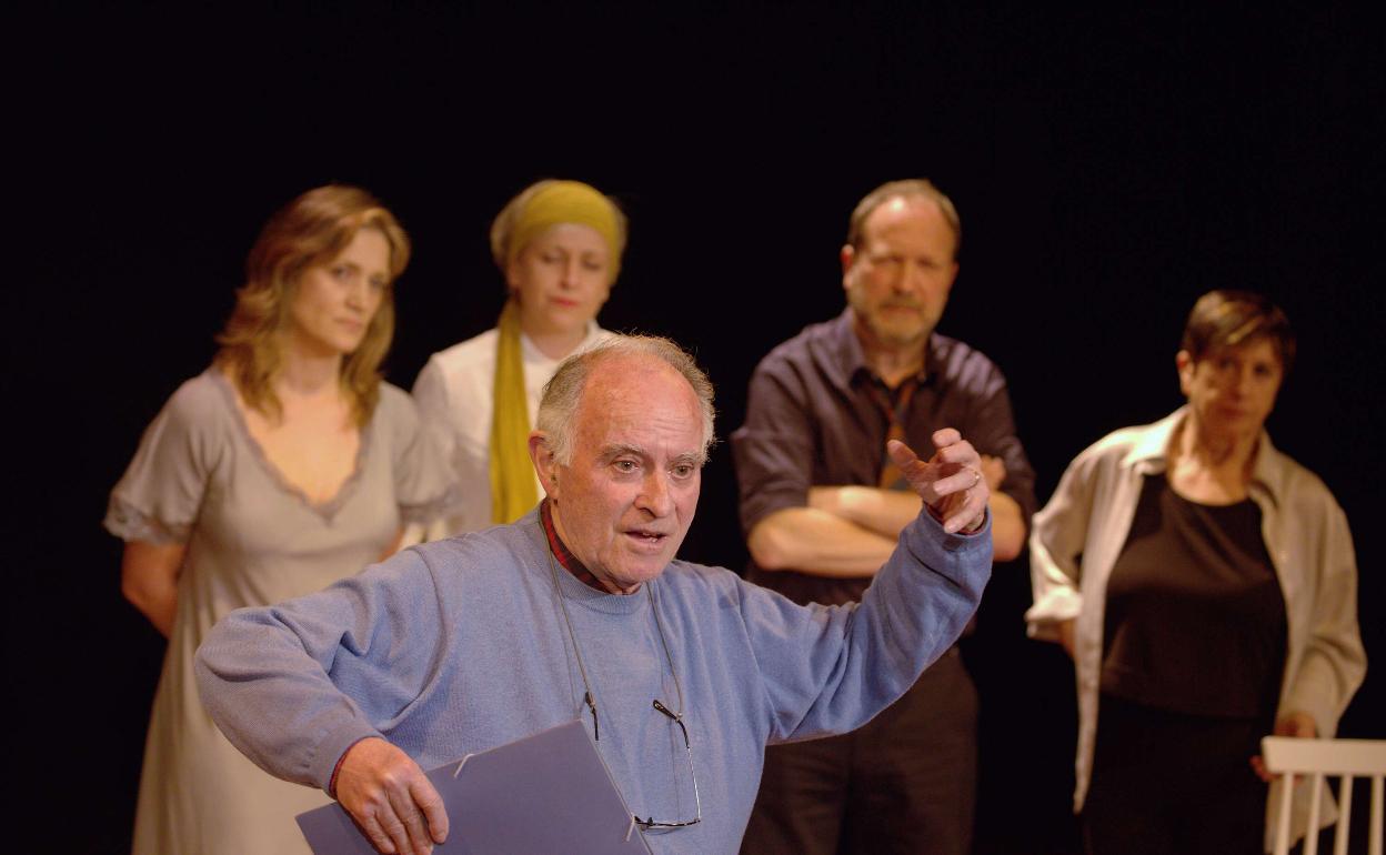 Manolo Gómez, en un ensayo de 'Baile de huesos'. 