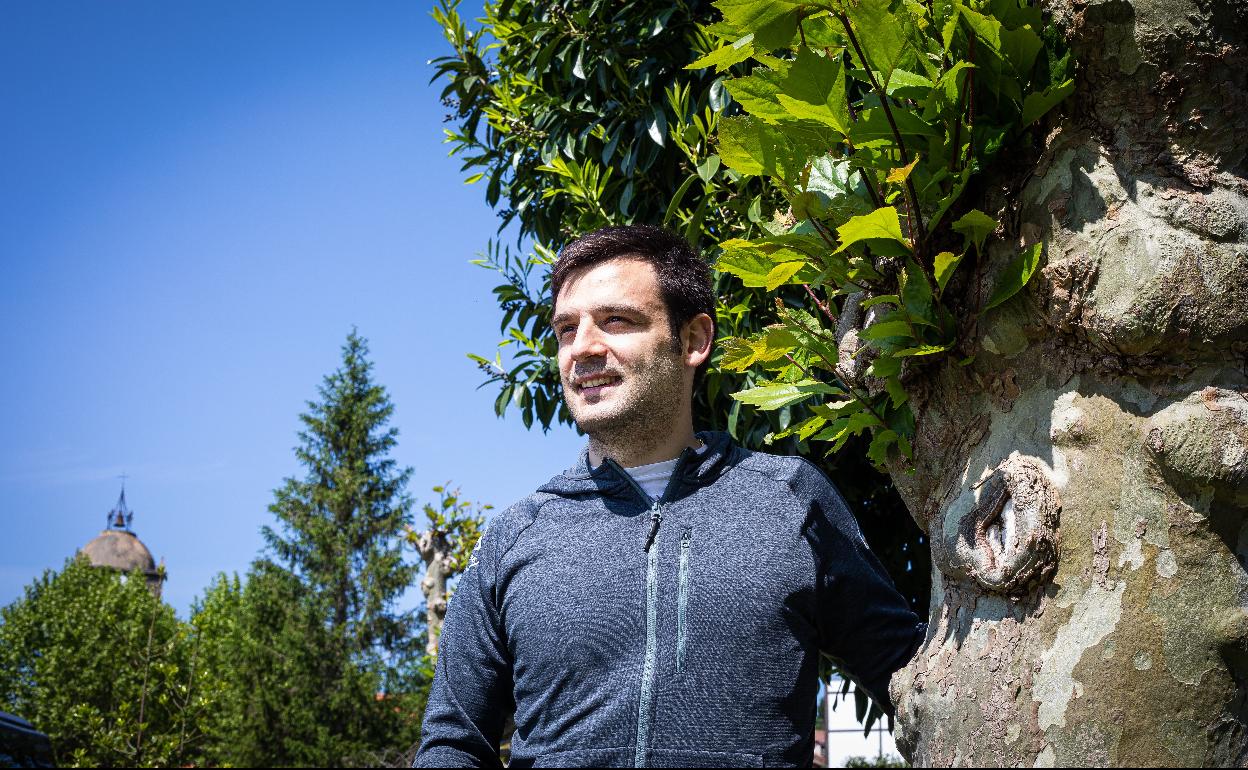 Danel Elezkano apoyado en un árbol ayer en su Zaratamo natal. 