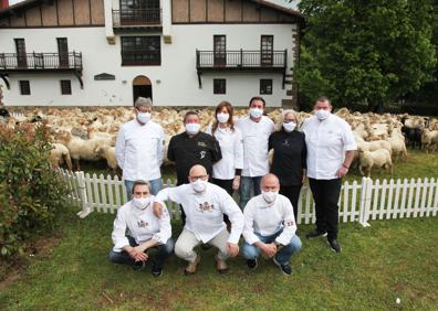 Imagen secundaria 1 - Diferentes momentos del acto del corte del queso este miércoles en Ordizia.