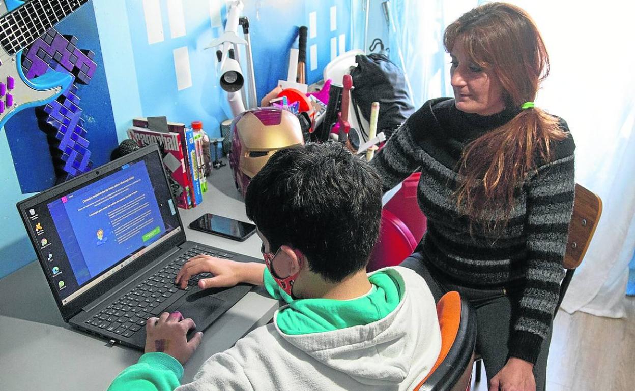 Susana Muñoz supervisa los deberes que su hijo Miguel tiene que hacer para el colegio