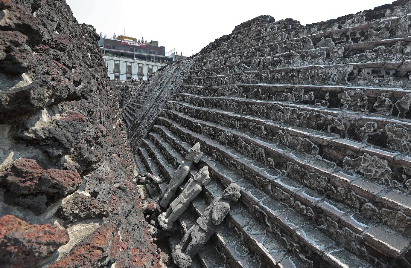 La zona arqueológica en el centro de Ciudad de México reabrió este martes sus puertas bajo protocolos sanitarios después de más de un año de cierre debido a la pandemia del coronavirus.