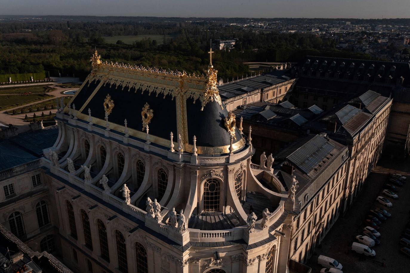 Las imágenes aéreas muestran el Palacio de Versalles (Chateau de Versailles), en las afueras de París, tras las obras de renovación de la Capilla Real. El Palacio de Versalles desempeñó las funciones de residencia real desde 1682 hasta 1789 y constituye uno de los complejos arquitectónicos más importantes de Europa.