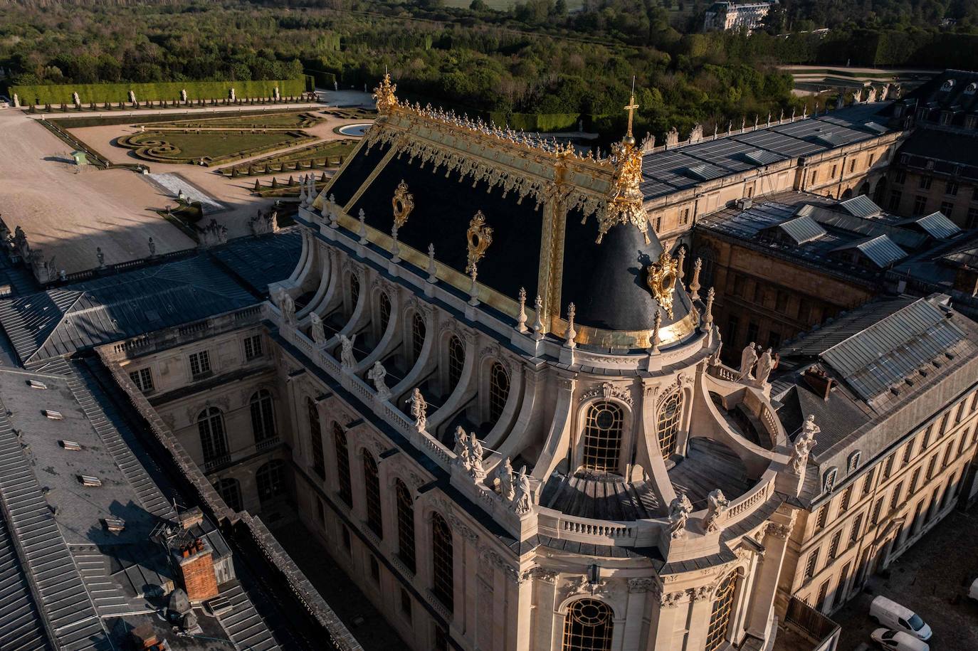 Las imágenes aéreas muestran el Palacio de Versalles (Chateau de Versailles), en las afueras de París, tras las obras de renovación de la Capilla Real. El Palacio de Versalles desempeñó las funciones de residencia real desde 1682 hasta 1789 y constituye uno de los complejos arquitectónicos más importantes de Europa.