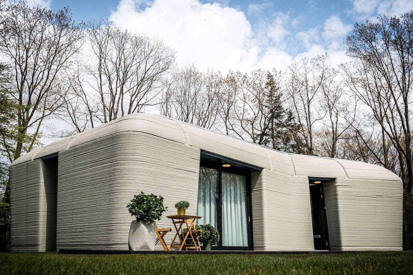 Los comerciantes jubilados Elize Lutz y Harrie Dekkers hicieron un recorrido por La casa de dos dormitorios, se realizó con la impresión de 24 bloques en una fábrica cercana. Después, la casa fue ensamblada en una parcela ubicada en la ciudad de Eindhoven, Holanda. 