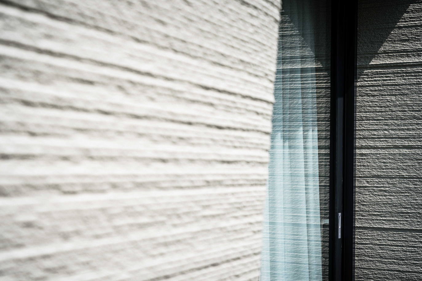 Los comerciantes jubilados Elize Lutz y Harrie Dekkers hicieron un recorrido por La casa de dos dormitorios, se realizó con la impresión de 24 bloques en una fábrica cercana. Después, la casa fue ensamblada en una parcela ubicada en la ciudad de Eindhoven, Holanda. 