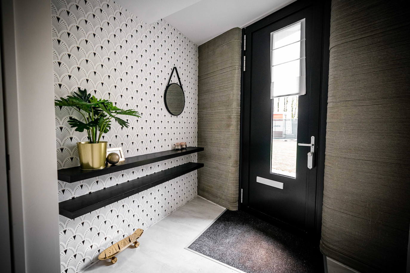 Los comerciantes jubilados Elize Lutz y Harrie Dekkers hicieron un recorrido por La casa de dos dormitorios, se realizó con la impresión de 24 bloques en una fábrica cercana. Después, la casa fue ensamblada en una parcela ubicada en la ciudad de Eindhoven, Holanda. 