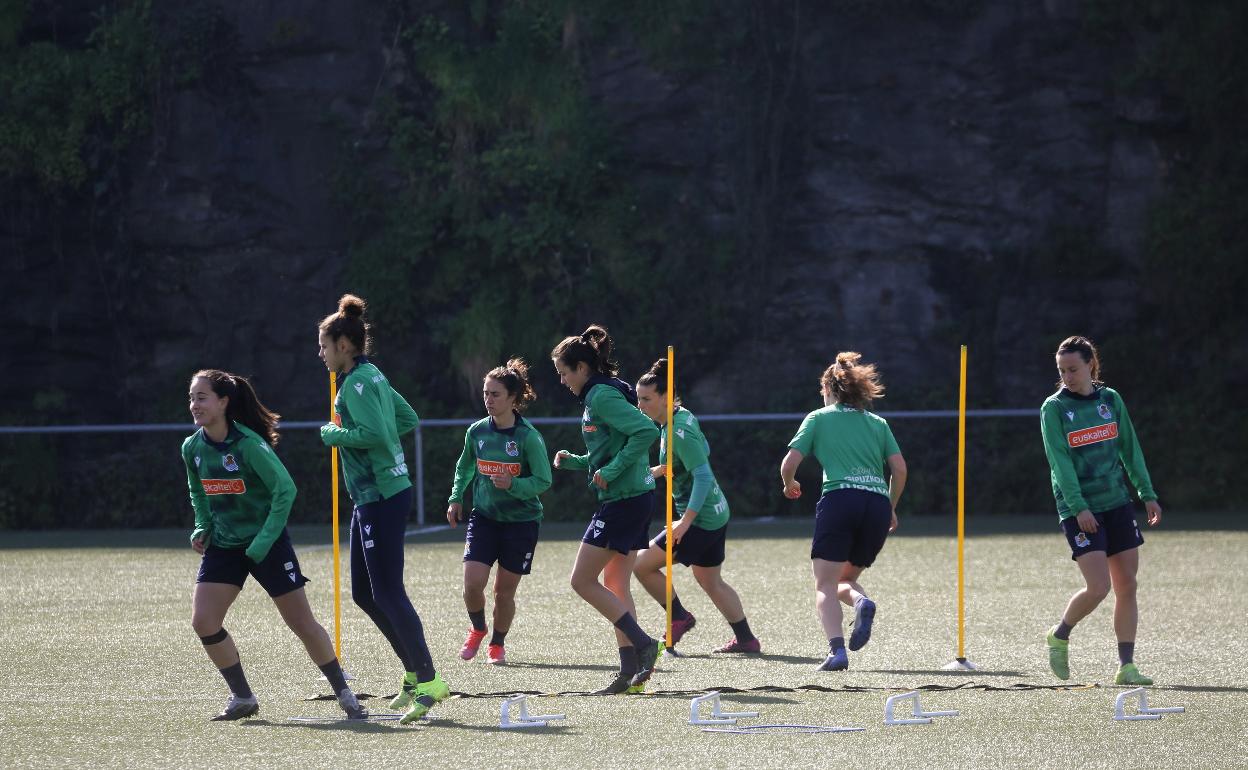 Las jugadoras de la Real se ejercitan en Zubieta.