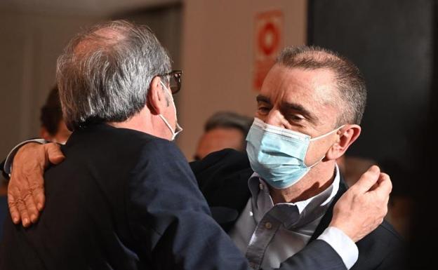 José Manuel Franco abrazo a Ángel Gabilondo el pasado martes.