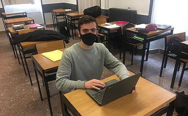 Jon Gorostizaga participa como voluntario de profesor.