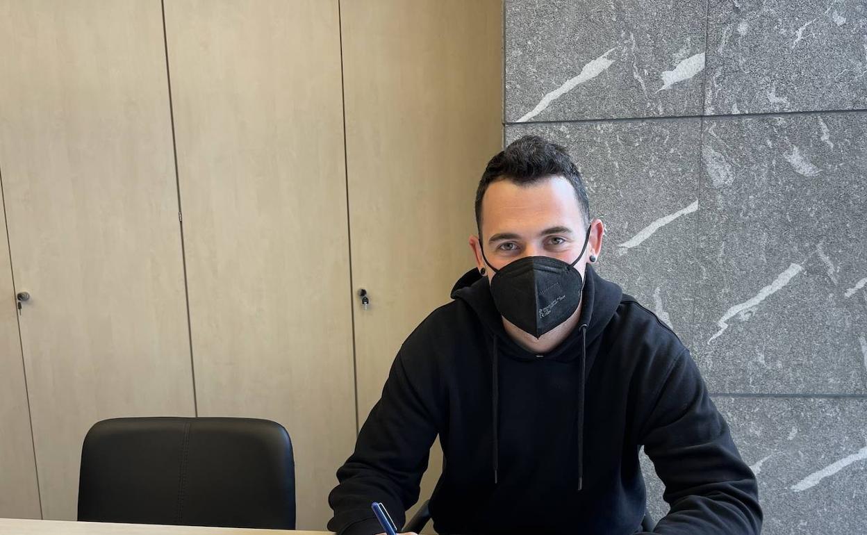 Erik Jaka, el día de la firma de contrato con Baiko. 