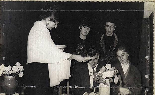 Imagen principal - 'Un hombre duerme' fue su primera representación en 1965. Ensayo de la obra 'Baile de huesos'. Manolo Gómez. 