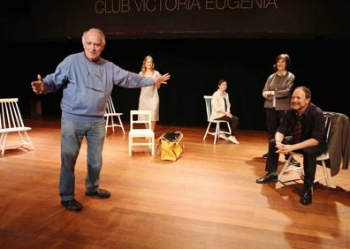 Imagen secundaria 1 - 'Un hombre duerme' fue su primera representación en 1965. Ensayo de la obra 'Baile de huesos'. Manolo Gómez. 