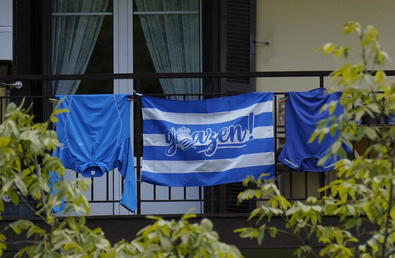 Niños de la escuela de pelota de Ataun junto a sus monitores muestran en el frontón Auzoeta su pancarta de apoyo a Peña II y Albisu