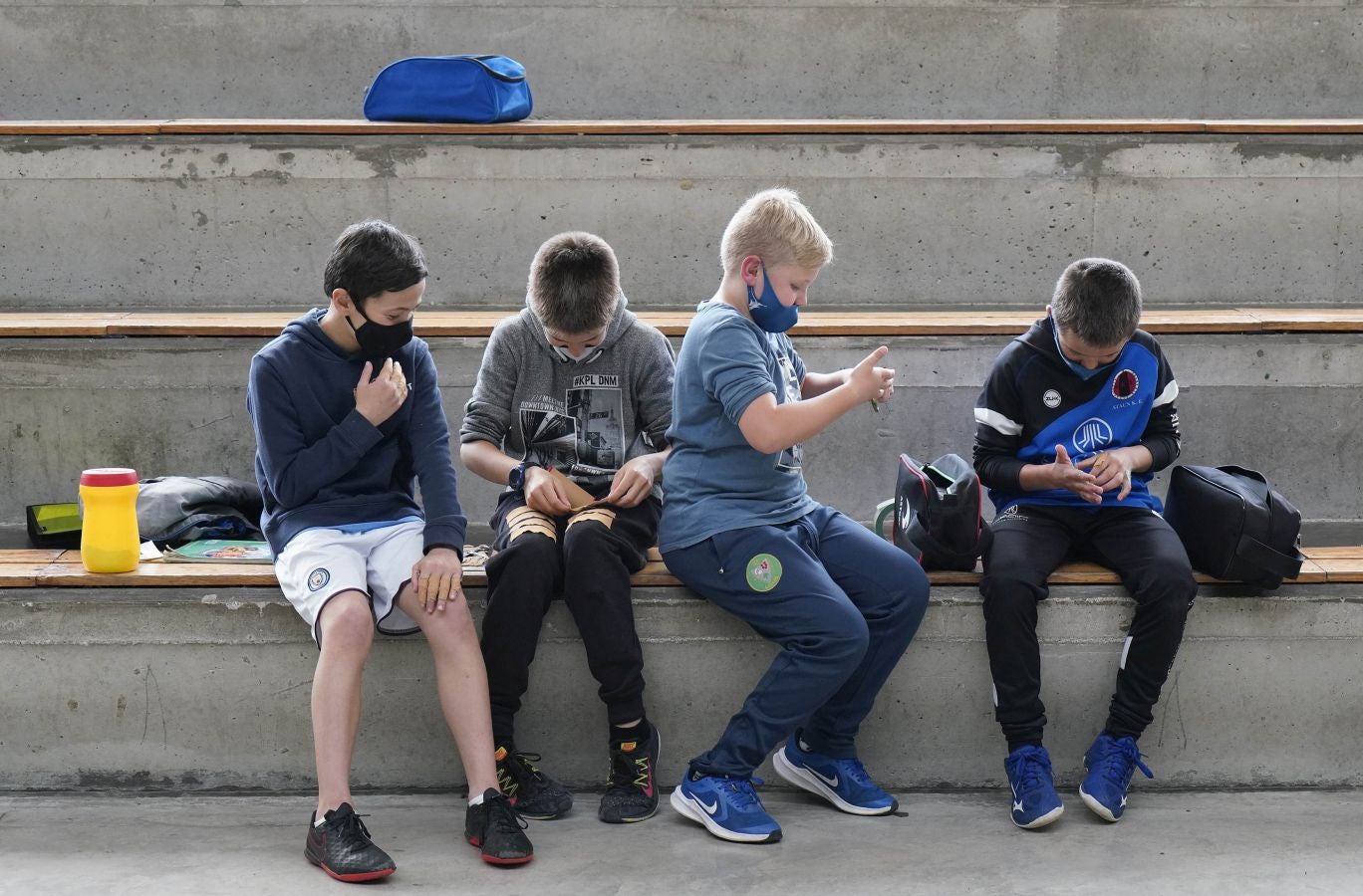 Niños de la escuela de pelota de Ataun junto a sus monitores muestran en el frontón Auzoeta su pancarta de apoyo a Peña II y Albisu