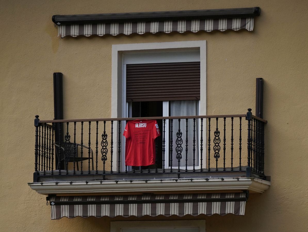 Niños de la escuela de pelota de Ataun junto a sus monitores muestran en el frontón Auzoeta su pancarta de apoyo a Peña II y Albisu