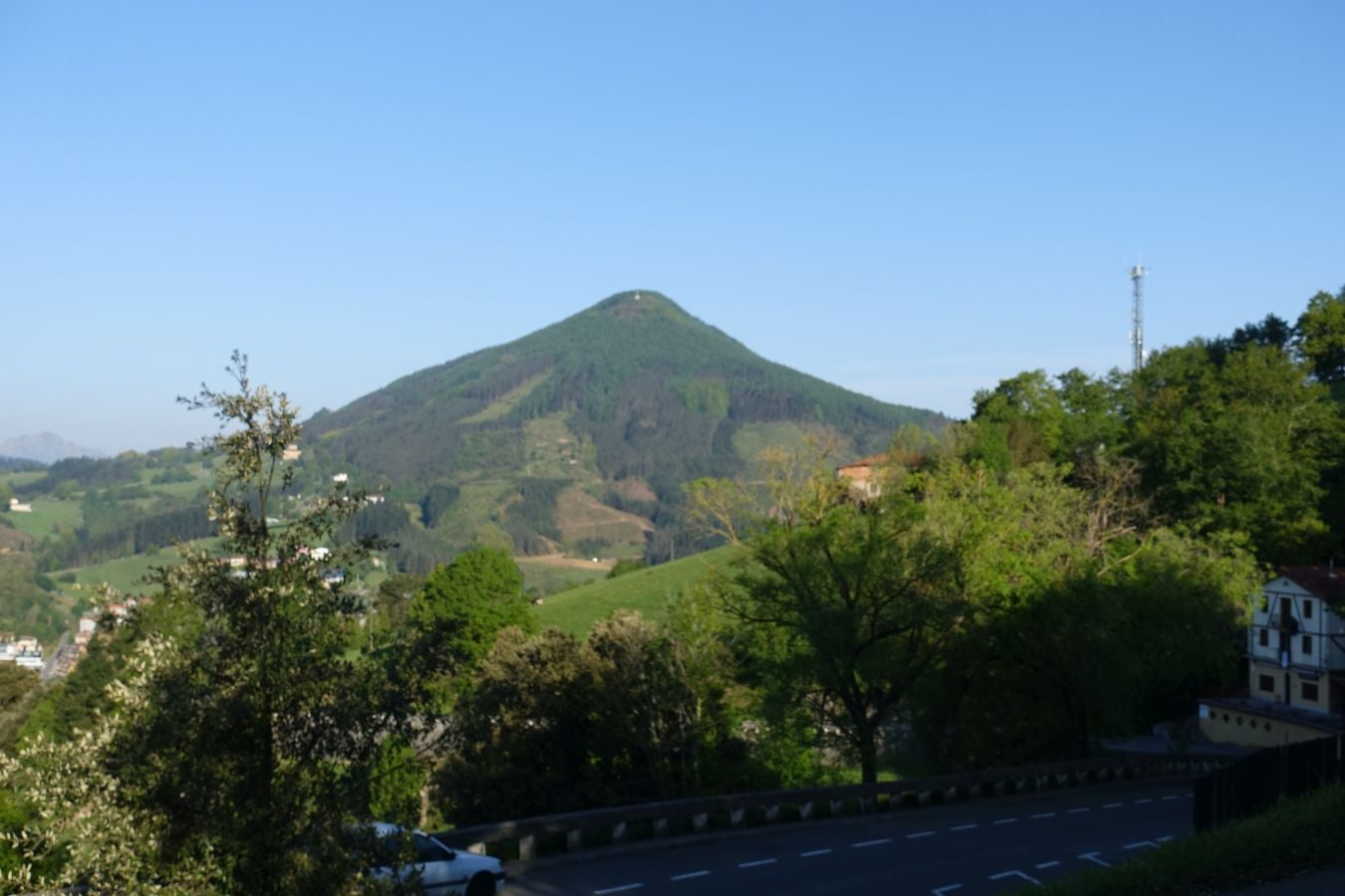 La cima del Alto Urola muestra algunas de las principales montañas de Gipuzkoa, llegando a Navarra