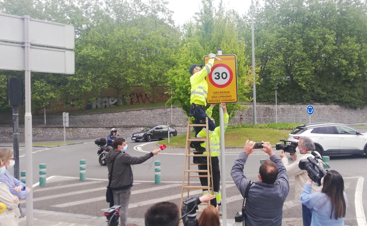 Colocación de la señal con los nuevos límites de velocidad en el acceso de la AP-8 a la avenida de Zarautz. 