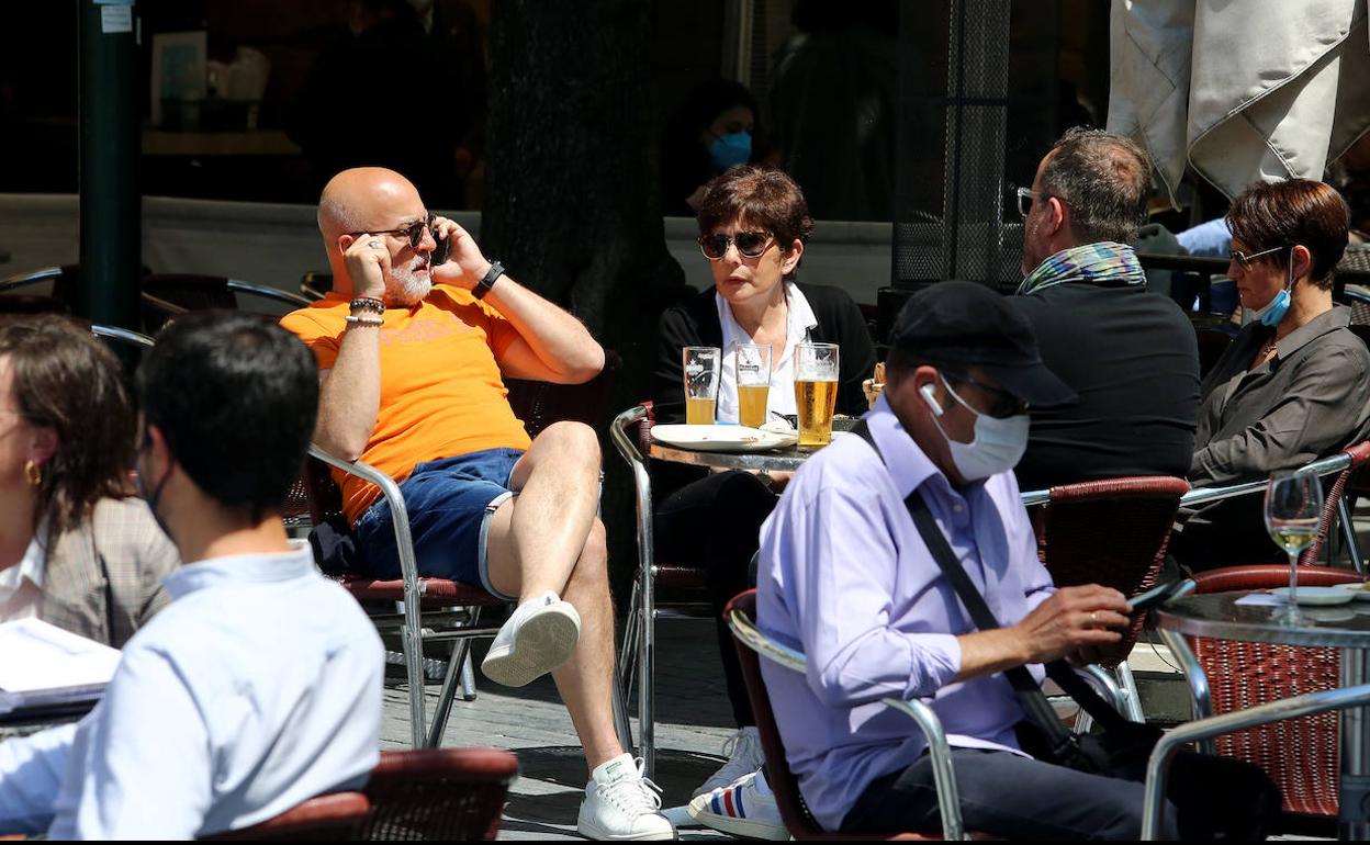 Las terrazas de Gipuzkoa, a tope en el inicio del fin de semana en el que decae el estado de alarma.