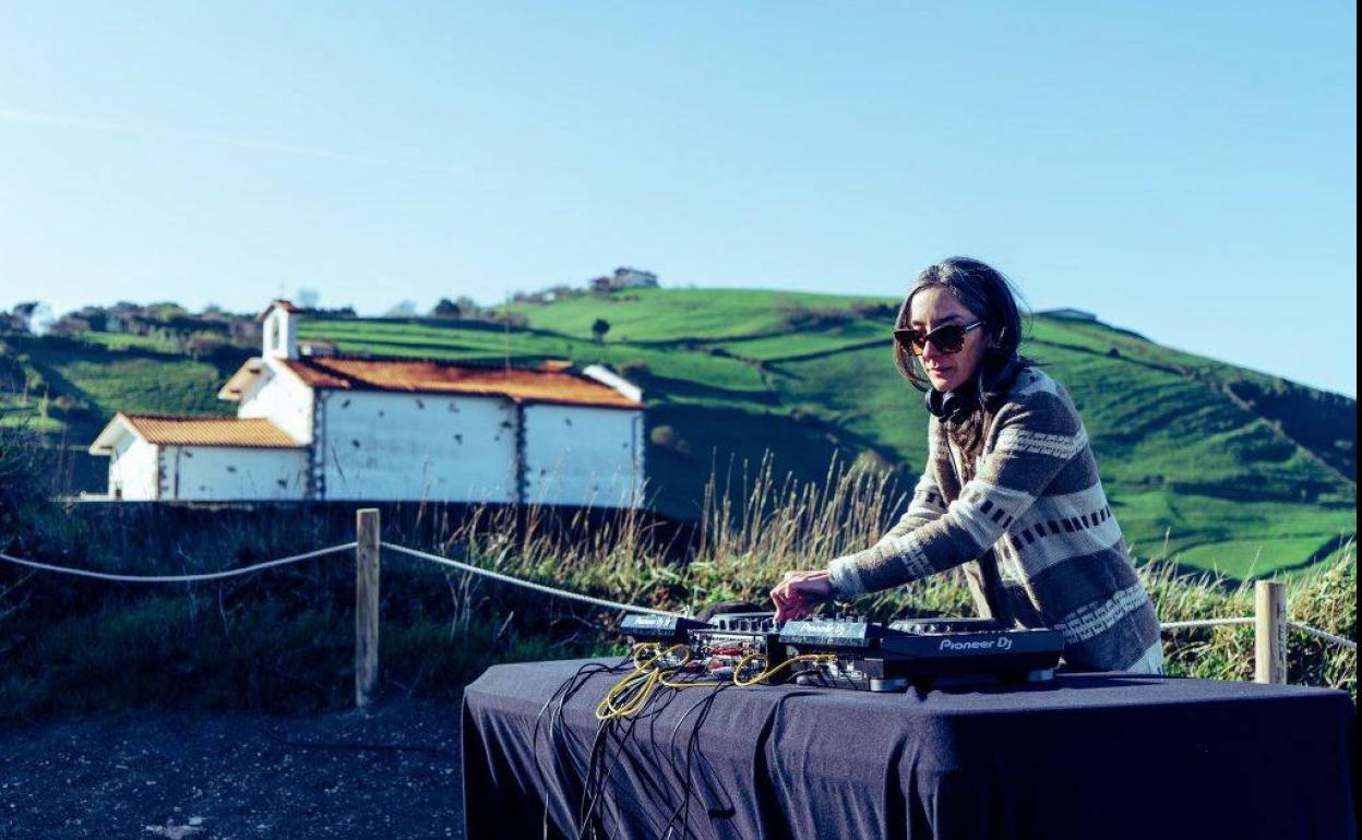 La DJ Bihotza, durante el Dantz Point en el flysch de Zumaia. 