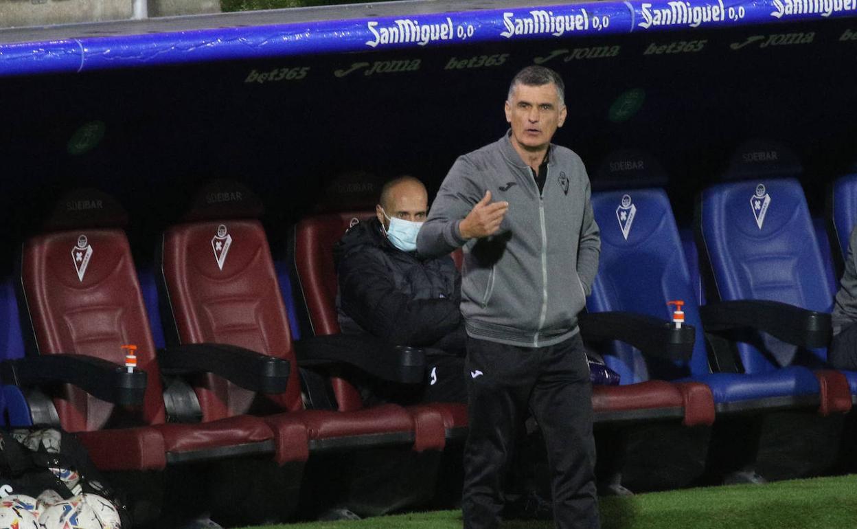 José Luis Mendilibar dirigiendo a sus jugadores en Ipurua. 