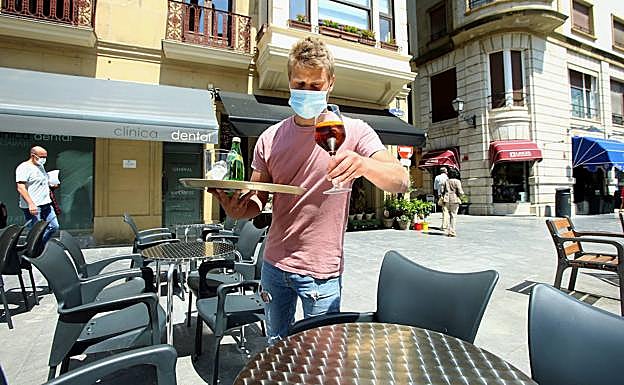 Máximo de 4 personas en bares y restaurantes y aforos al 50% en el interior tras el nuevo decreto en Euskadi