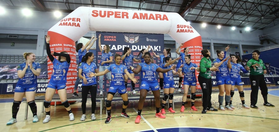 Las guipuzcoanas vuelven a levantar un título más y convertirse así por séptima vez en campeón de la Liga Guerreras Iberdrola. Para ello, solo tenían que sumar un punto, no obstante, el marcador ha terminado 30-20 para las locales. 