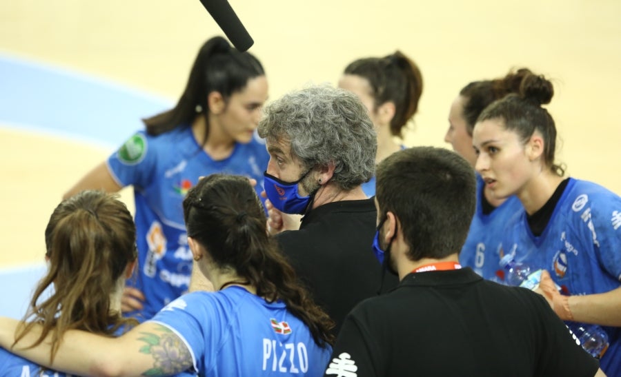Las guipuzcoanas vuelven a levantar un título más y convertirse así por séptima vez en campeón de la Liga Guerreras Iberdrola. Para ello, solo tenían que sumar un punto, no obstante, el marcador ha terminado 30-20 para las locales. 
