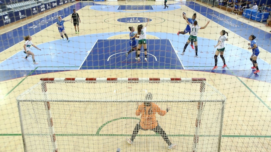 Las guipuzcoanas vuelven a levantar un título más y convertirse así por séptima vez en campeón de la Liga Guerreras Iberdrola. Para ello, solo tenían que sumar un punto, no obstante, el marcador ha terminado 30-20 para las locales. 