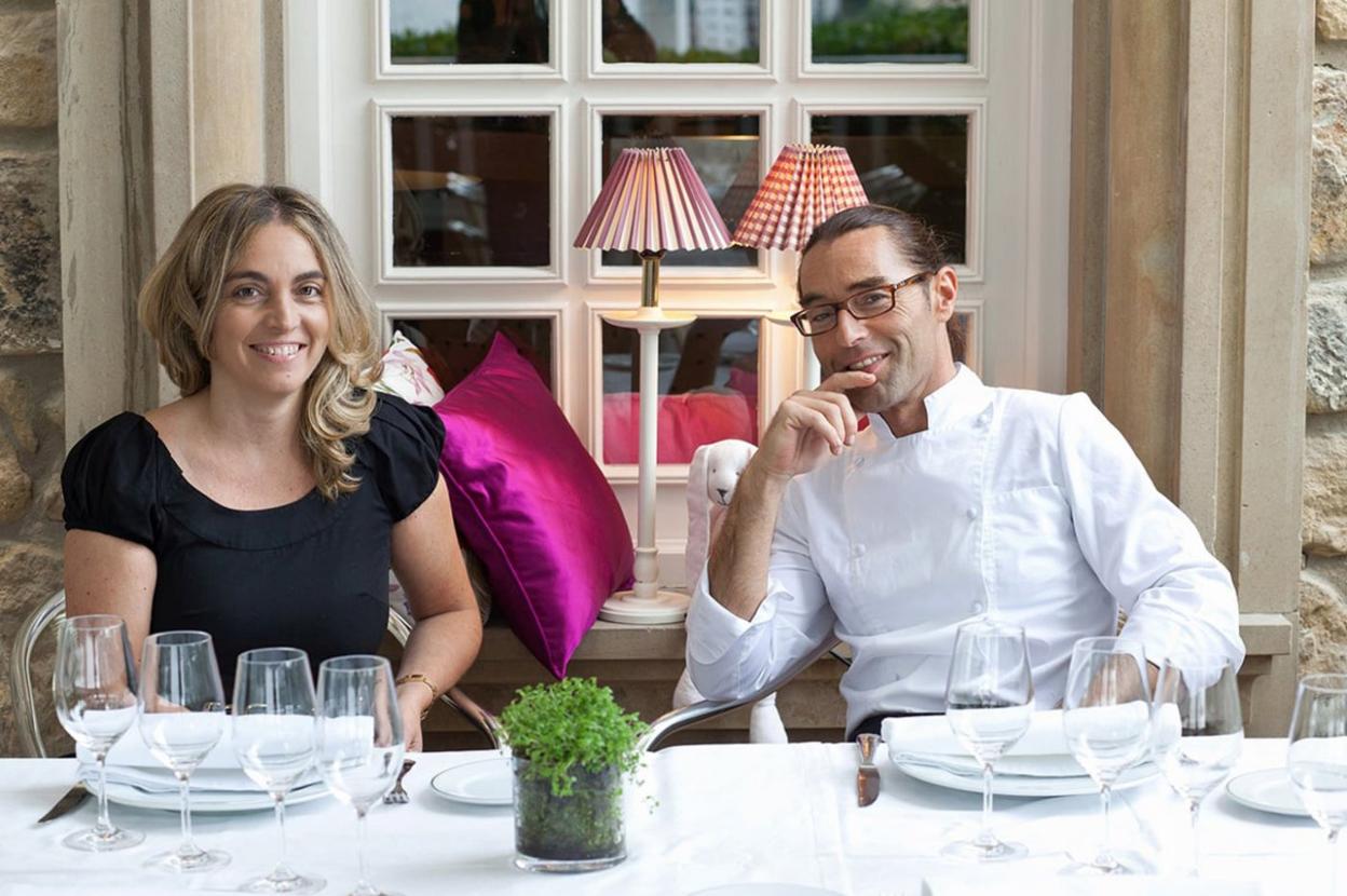 Lourdes Rekondo, gerente, e Iñaki Arrieta, chef, dan lo mejor de sí mismos para que sus clientes gocen en el restaurante. 
