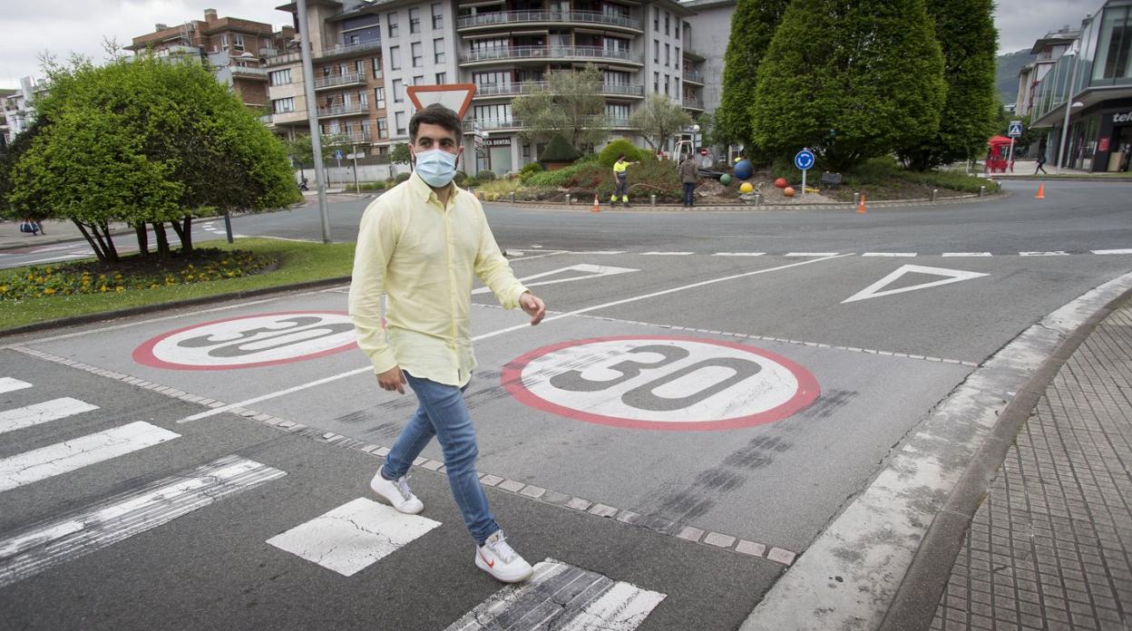 El delegado de Movilidad, Borja Olazabal, en la entrada a Irun desde la variante por Osinbiribil, donde la velocidad se limita a 30. 