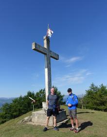 Imagen secundaria 2 - Preciosa haya de camino a la cima; Buzón de Izazpi con forma de hacha y Jose Mari e Iñaki junto a la cruz.