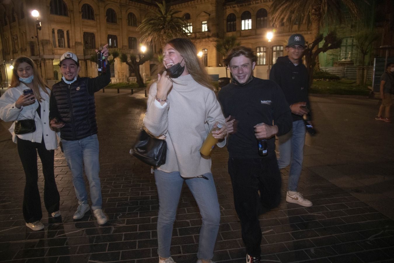 Cientos de jóvenes salieron en San Sebastián en cuanto el reloj marcó las doce, para celebrar «una noche histórica». 