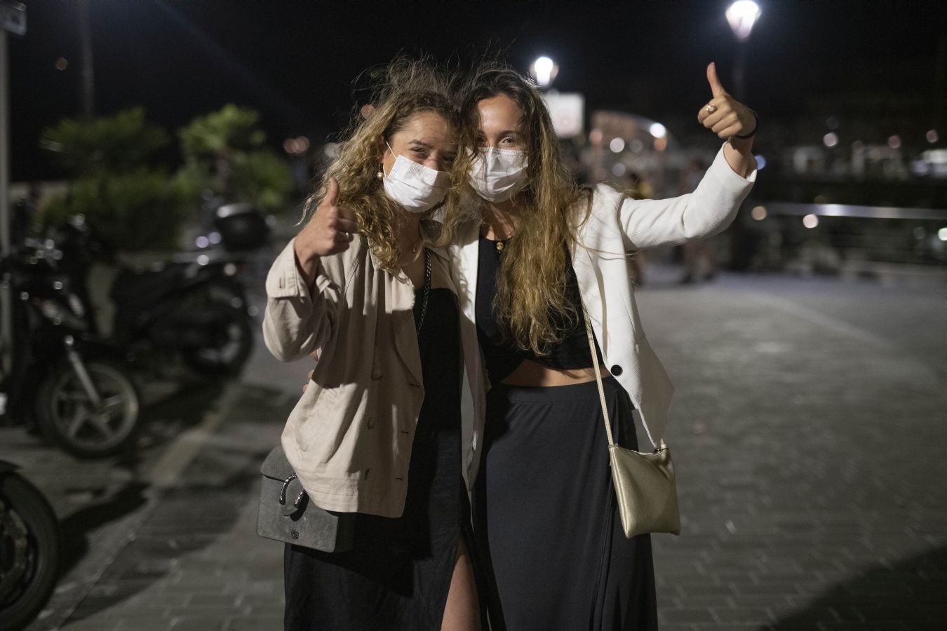 Cientos de jóvenes salieron en San Sebastián en cuanto el reloj marcó las doce, para celebrar «una noche histórica». 