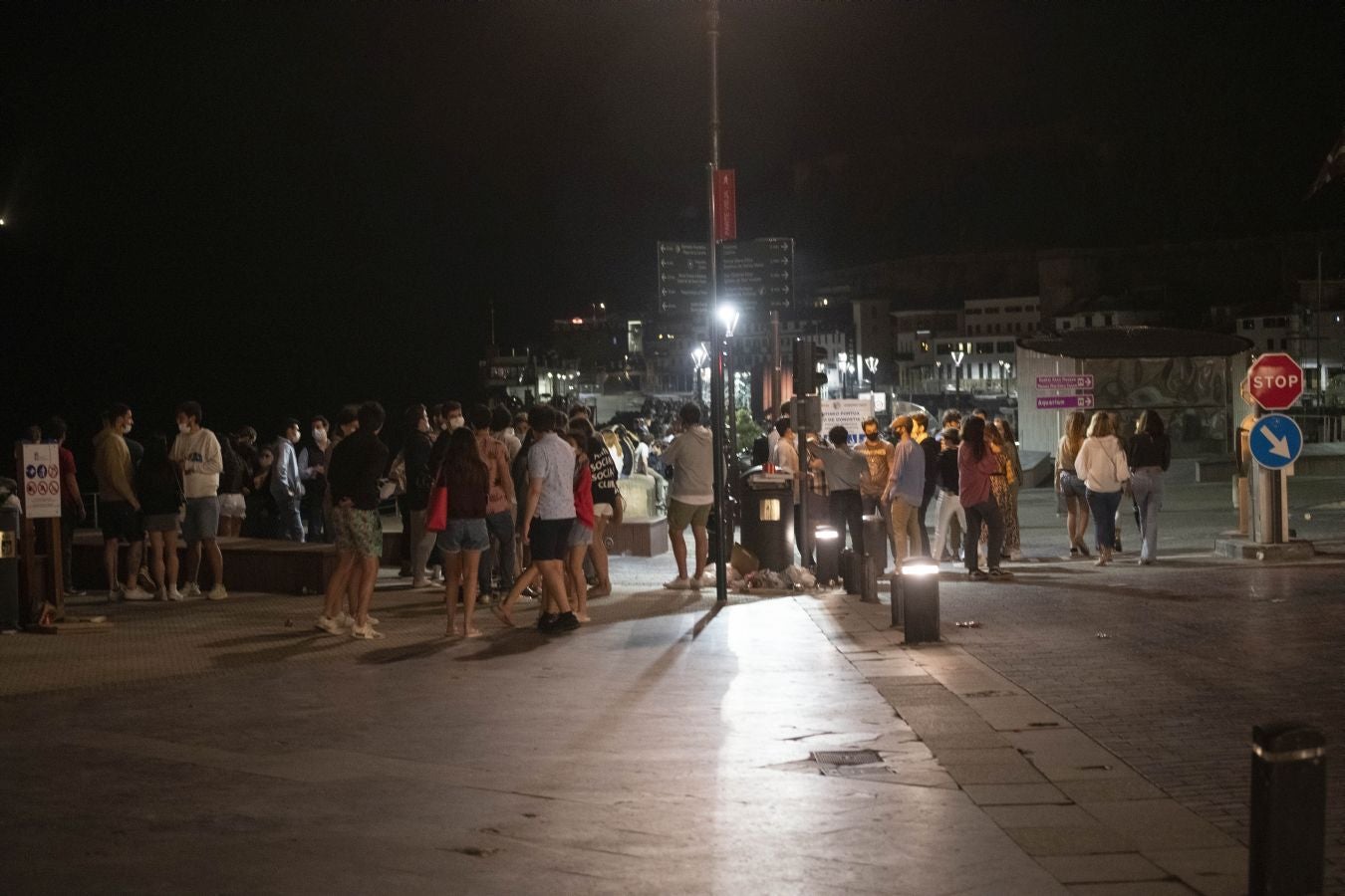 Cientos de jóvenes salieron en San Sebastián en cuanto el reloj marcó las doce, para celebrar «una noche histórica». 