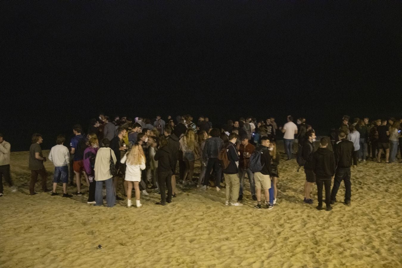 Cientos de jóvenes salieron en San Sebastián en cuanto el reloj marcó las doce, para celebrar «una noche histórica». 