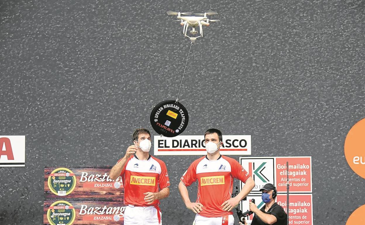 Premio. La txapela conquistada sobre la cancha les llegó desde el cielo a Zabaleta y Elezkano II. 