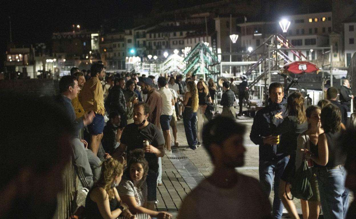 Numerosos jóvenes esta medianoche en la zona del puerto de San Sebastián.