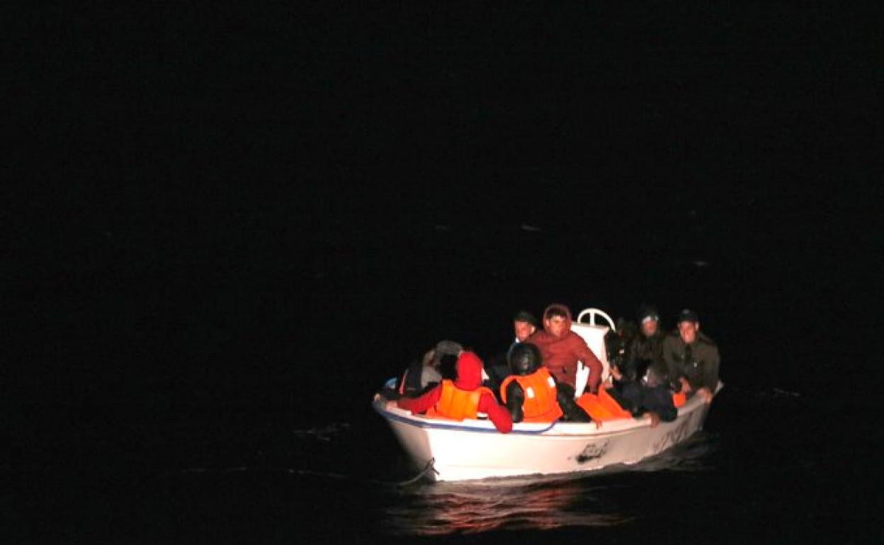 La patera localizada por el 'Aita Mari'