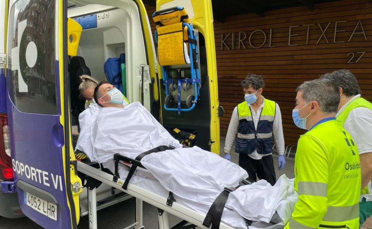 Erik Jaka fue trasladado en ambulancia desde el frontón Bizkaia al centro hospitalario.