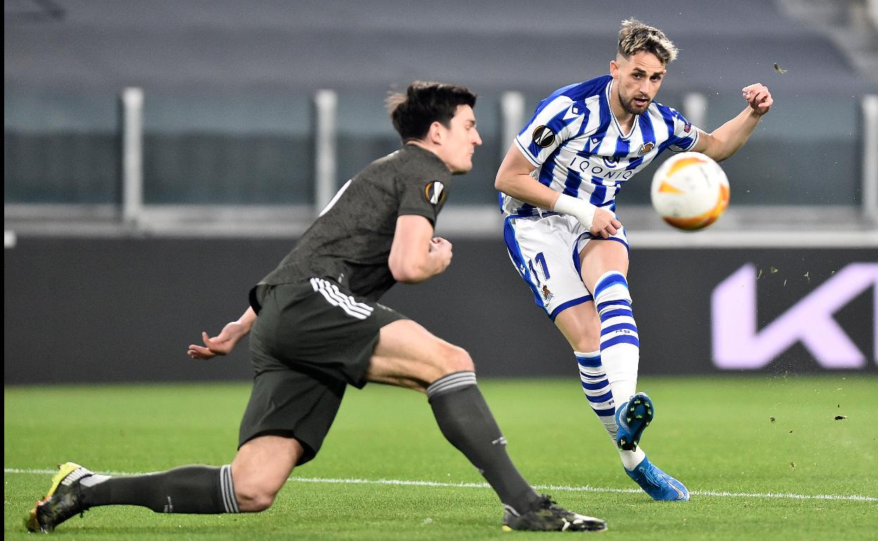 Januzaj lanza a portería ante la oposición del defensa del Manchester United Maguire.