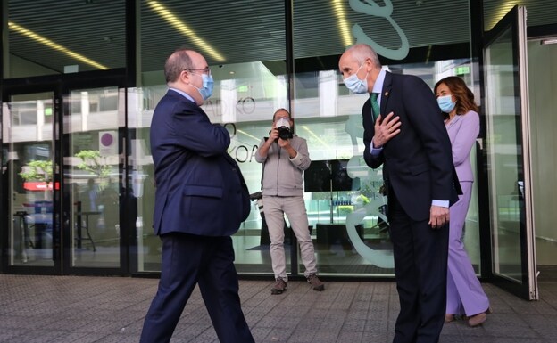 El ministro Miquel Iceta saluda a Josu Erkoreka a su llegada a la Comisión Mixta que se celebran en Bilbao.