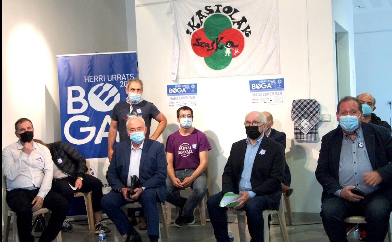 En la primera fila, Jean-Jacques Lasserre, Jean-René Etchegaray y Max Brisson. Detrás, con camiseta morada, Peio Jorajuria.