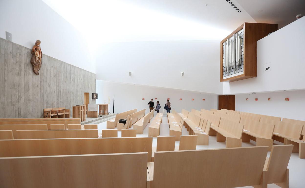 Un Vía Crucis de madera de haya y luz roja en la capilla de Marianistas de San Sebastian