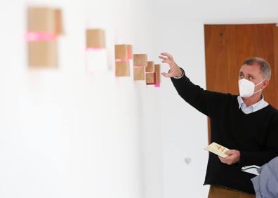 Imagen secundaria 1 - Un Vía Crucis de madera de haya y luz roja en la capilla de Marianistas de San Sebastian