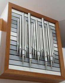 Imagen secundaria 2 - Un Vía Crucis de madera de haya y luz roja en la capilla de Marianistas de San Sebastian