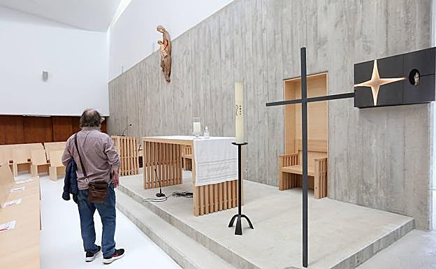 Imagen principal - Un Vía Crucis de madera de haya y luz roja en la capilla de Marianistas de San Sebastian