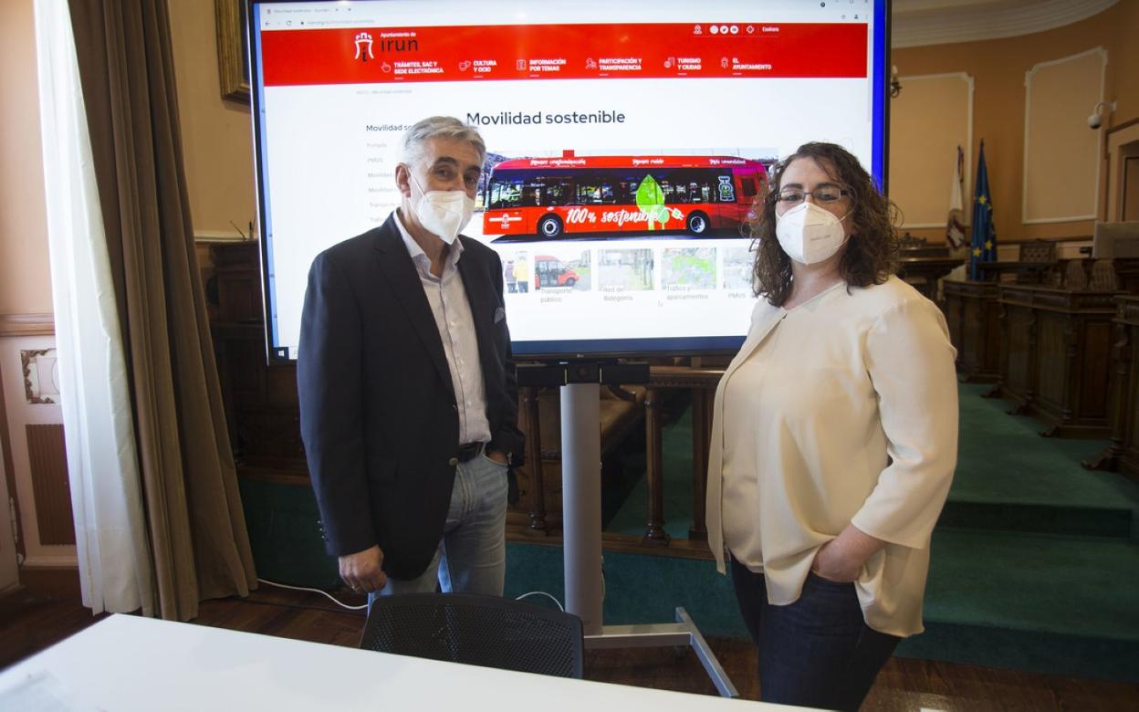 Javier Arranz y Mónica Martínez, director y delegada de Sociedad de la Información, con la nueva web. 