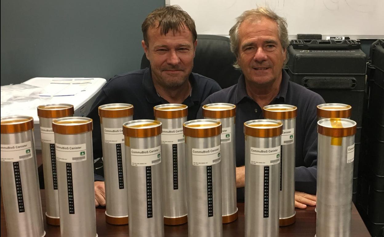 Emmanuel Etchepare y Nicolas Gaume, socios de Space Cargo Unlimited, la empresa que ha llevado a cabo el experimento, junto a las botellas protegidas por cilindros de acero. 