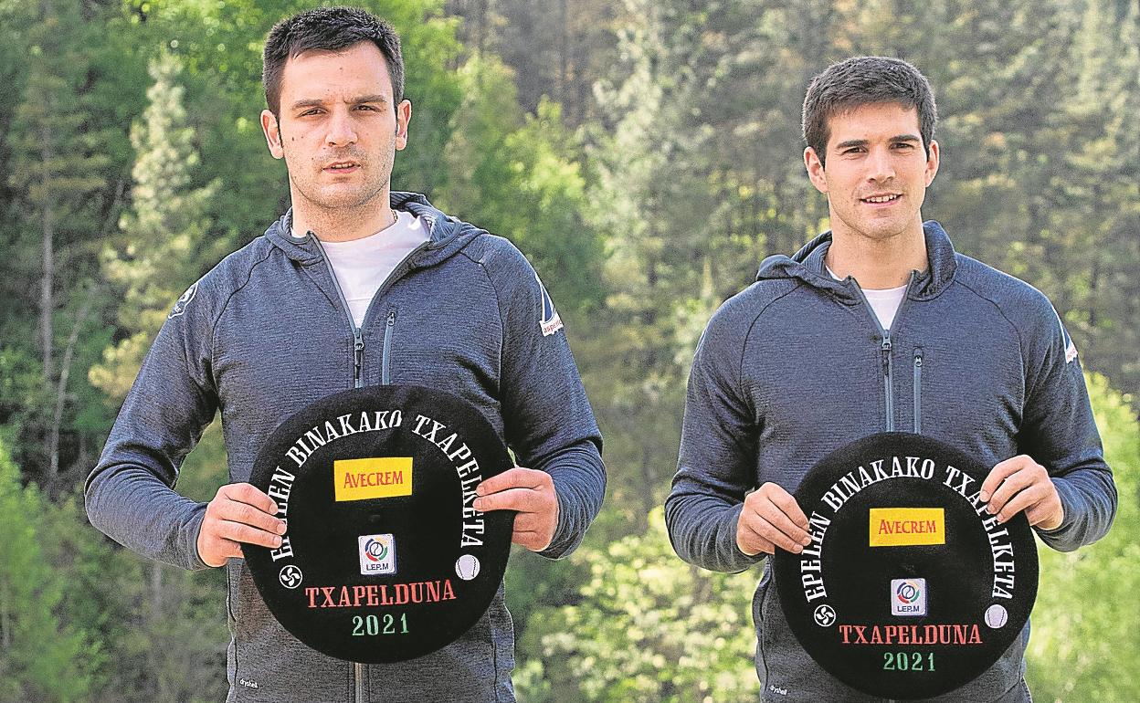 Danel Elezkano y José Javier Zabaleta, con las txapelas ganadas el domingo en Bilbao.
