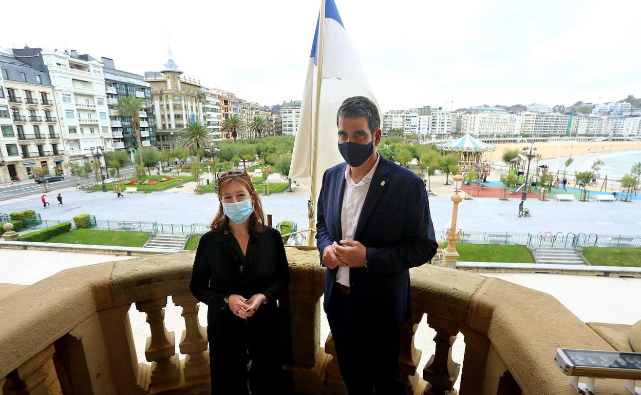 Los alcaldes de Biarritz y Donostia, Arosteguy y Goia, en el balcón del Ayuntamiento de San Sebastián.